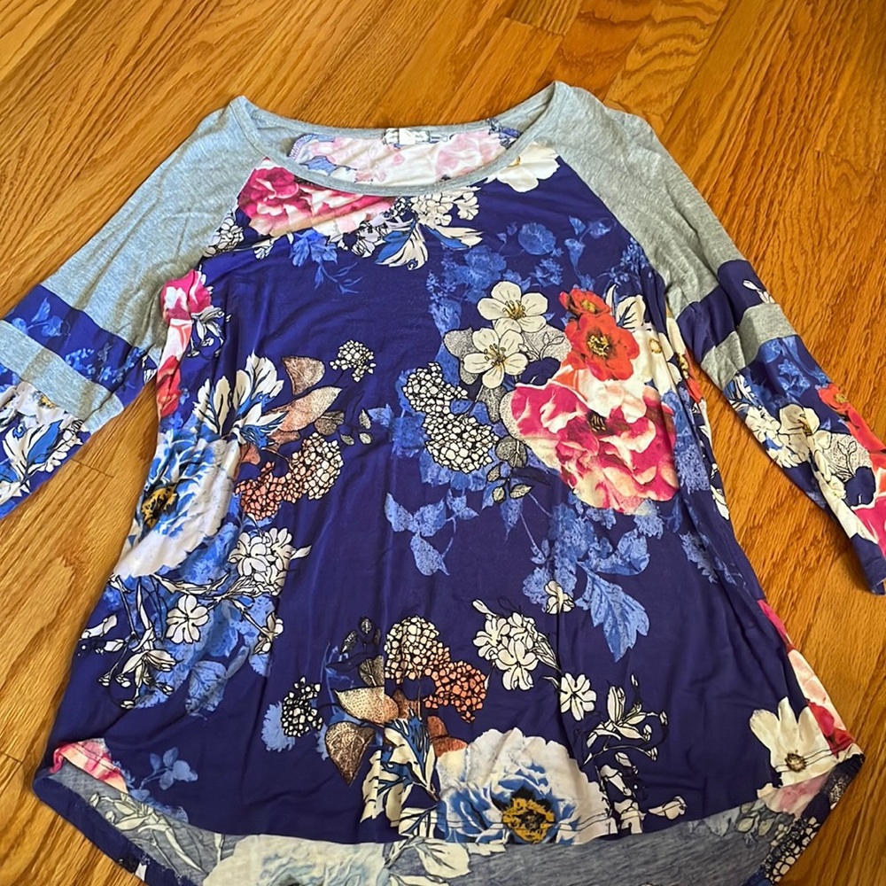 Eyeshadow 3/4 length tee size medium